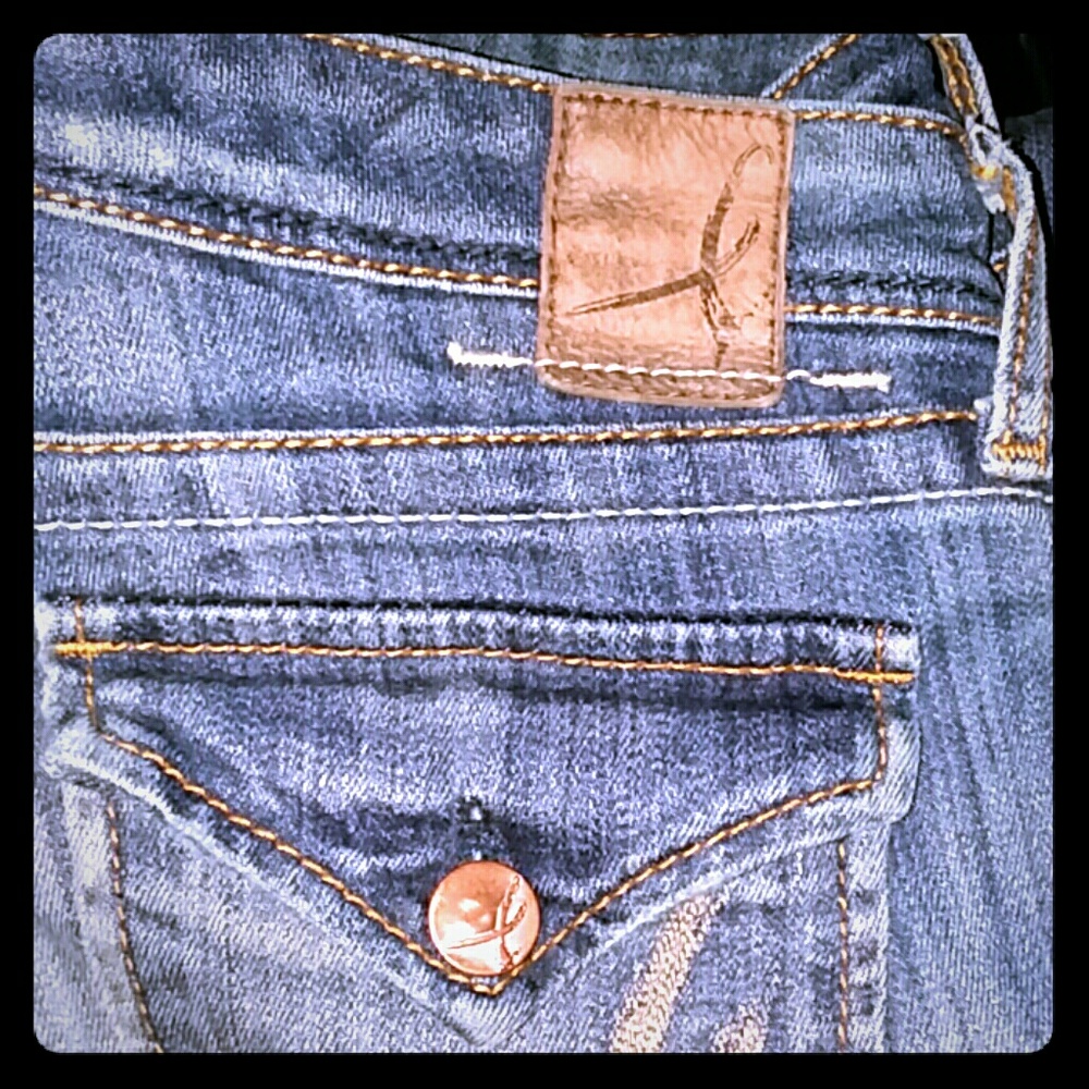 Finding the perfect pair of jeans can be a dauntin